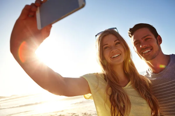 Taking Selfie Sun Affectionate Young Couple Taking Selfie Beach — Stock Photo, Image