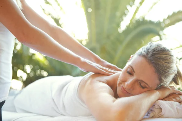 Det Känns Bra Attraktiv Mogen Kvinna Njuter Massage Dag Spa — Stockfoto