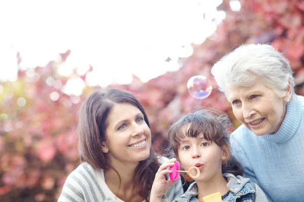 Desea Una Burbuja Una Familia Tres Generaciones Soplando Burbujas Juntos — Foto de Stock