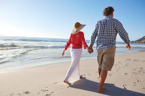 Liebe Und Lange Spaziergänge Strand Ein Reifes Paar Genießt Einen — Stockfoto