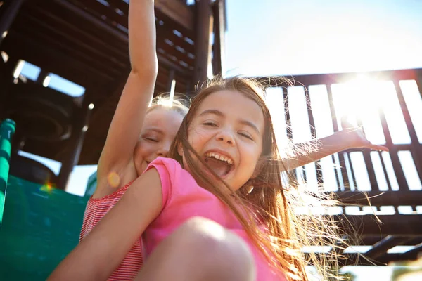 何日かは単に遊ぶためのものです 遊園地の滑り台にいた2人の少女 — ストック写真