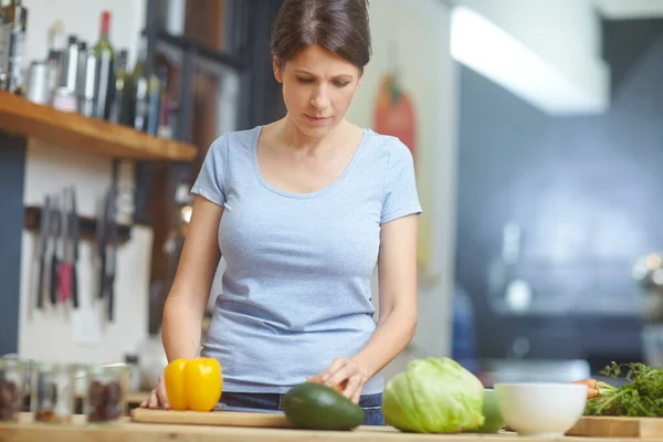 Comida Hoy Vegetariana Una Atractiva Mujer Picando Verduras Mostrador Cocina — Foto de Stock