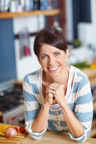 Happiness Homemade Portrait Beautiful Woman Leaning Countertop Her Kitchen — Stock Photo, Image