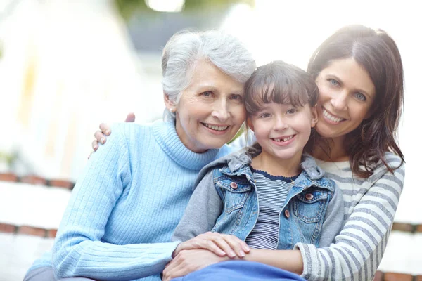 Amor Hace Una Familia Retrato Una Familia Tres Generaciones Sentada — Foto de Stock