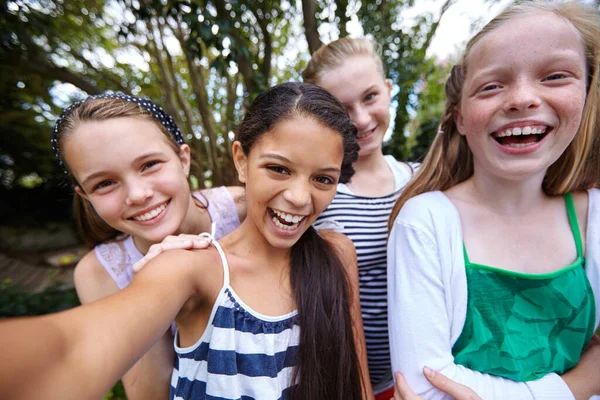 Faz Rir Grupo Jovens Amigas Tirando Uma Selfie Juntas Fora — Fotografia de Stock