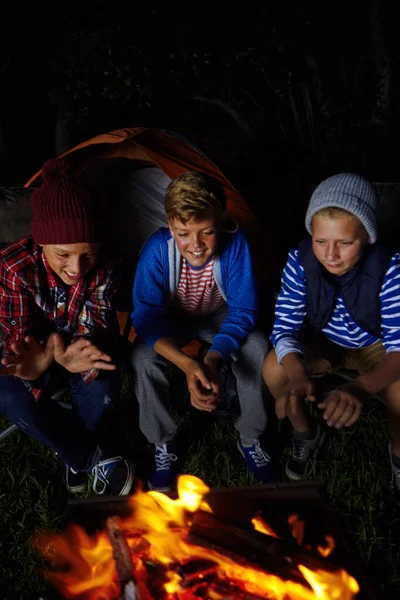 Kein Lager Ist Komplett Ohne Feuer Drei Kleine Jungen Sitzen — Stockfoto