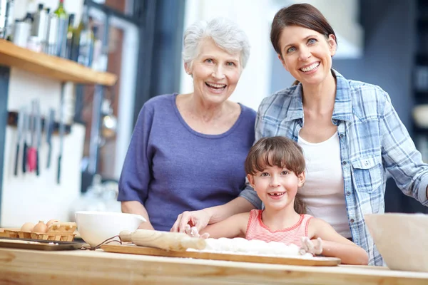 Learning Her Tricks Baking Portrait Three Generational Family Baking Together — Stock Photo, Image