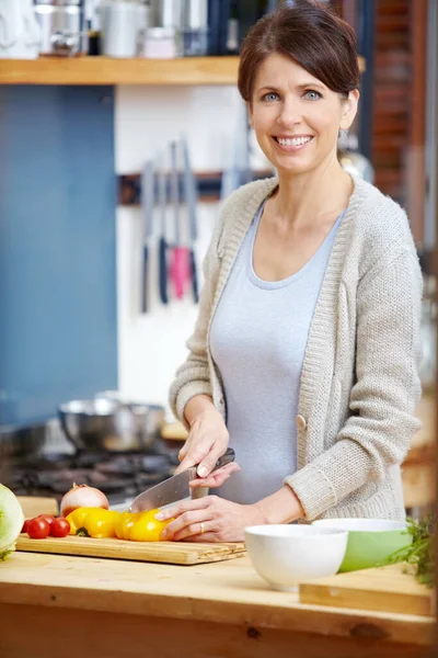 Закончу Этой Едой Привлекательная Женщина Рубящая Овощи Кухонном Столе — стоковое фото
