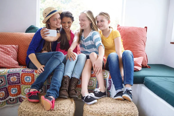School Naar Meisjes Een Groep Tienervrienden Die Samen Een Selfie — Stockfoto