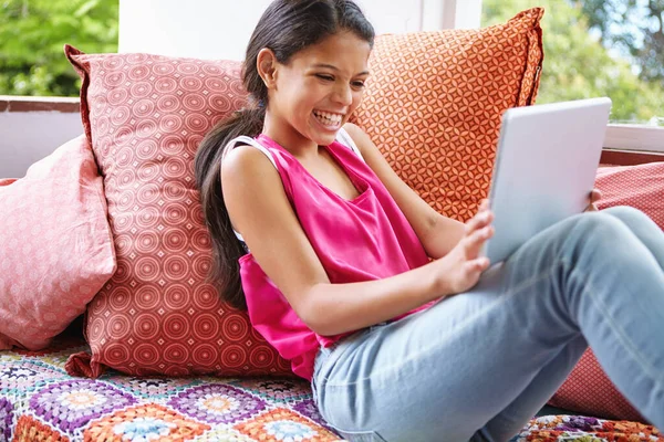 Užívá Svůj Oblíbený Blog Dospívající Dívka Pomocí Digitálního Tabletu Doma — Stock fotografie