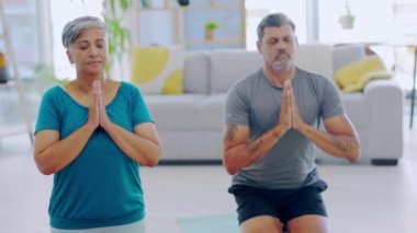Yoga, meditasyon ve evde dikkat çekmek için namaste 'de bir çift. Meditasyon, dua eden eller ve emekliliğe ayrılmış yaşlı erkek ve kadın sakinlik, huzur ya da zen çakrası egzersizi yapmak için..