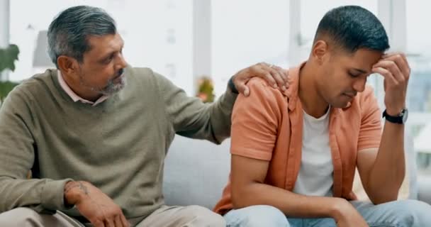 Depressione Sostegno Empatia Con Padre Figlio Che Parlano Salotto Confortare — Video Stock