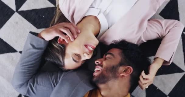 부부는 바닥에 그리고 행복을 키스하는 로맨스 — 비디오