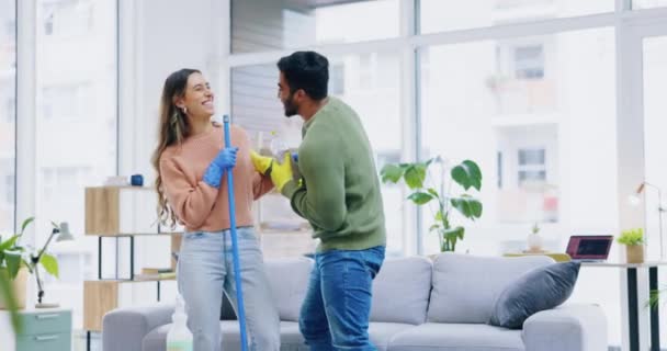 Dans Şarkı Söylemek Birkaç Bahar Birlikte Evlerinin Oturma Odasını Temizlerken — Stok video