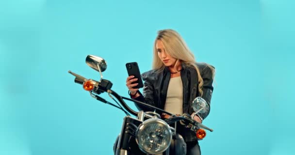 Selfie Blauer Hintergrund Und Frau Auf Motorrad Mit Lächeln Für — Stockvideo