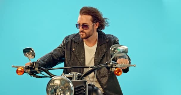 Moda Moto Homem Estúdio Fundo Azul Para Viagem Carro Aventura — Vídeo de Stock