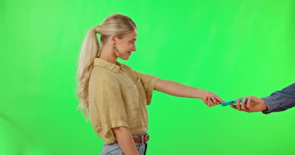 Kobieta Karta Kredytowa Torby Zakupy Płacące Zielonym Ekranie Tle Studia — Wideo stockowe