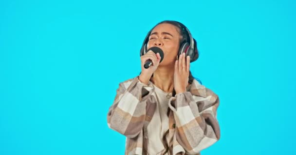Énekel Fejhallgató Mikrofon Elszigetelt Kék Háttér Előadás Hang Vagy Tehetség — Stock videók