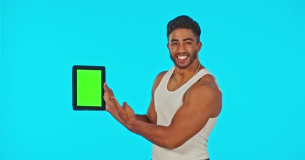 绿色的屏幕和男人的脸在工作室里指着数字平板电脑 广告和蓝色背景的手势 为健康 运动和健身进步提供应用程序的肖像 模型和男人 — 图库视频影像