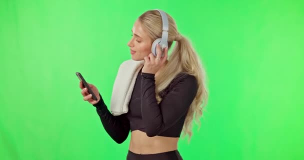 Fitness Kadını Dans Kulaklıklar Yeşil Ekranda Telefon Için Gülümseme Egzersiz — Stok video