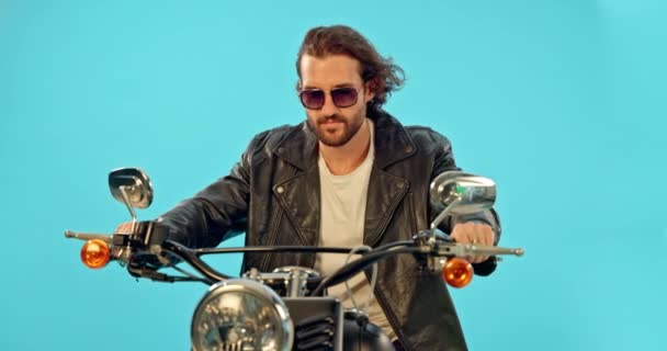 Motorcykel Mode Och Man Studio Blå Bakgrund För Road Trip — Stockvideo