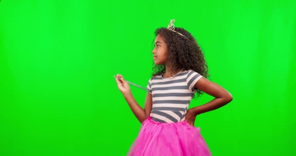 衣装を着た子供 杖を持つ緑の画面 王冠と魔法の王女がスタジオでドレスアップするモックアップで笑顔 子供のための誕生日ゲームのための楽しいモックアップスペースでTiaraとファンタジー 遊びと女の子 — ストック動画