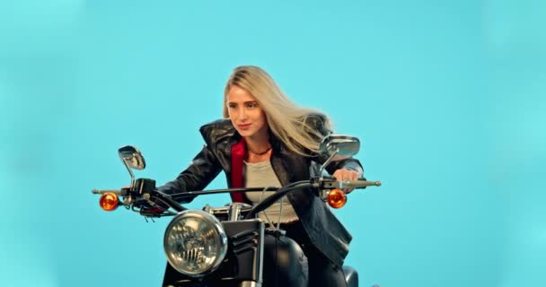 Motosiklet Stüdyo Seyahat Özgürlüğü Olan Bir Kadın Rüzgar Özgüvenle Maceraya — Stok video