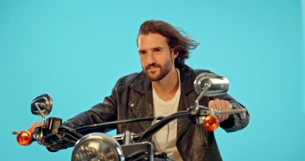 Motocicleta Liberdade Homem Estúdio Fundo Azul Para Viagem Carro Aventura — Vídeo de Stock