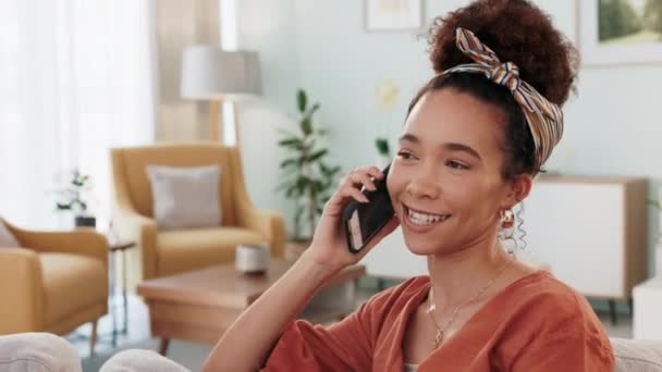 Επικοινωνία Τηλεφώνημα Και Ευτυχισμένη Γυναίκα Στον Καναπέ Στο Σαλόνι Μιλώντας — Αρχείο Βίντεο