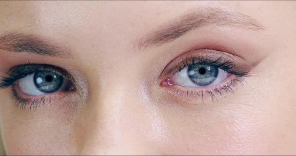 Kobieta Niebieskie Oczy Rzęsy Makijażu Kosmetyki Pielęgnacji Skóry Lub Wzroku — Wideo stockowe