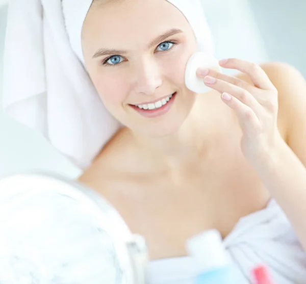 Maintaining Perfect Complexion Portrait Beautiful Woman Cleaning Her Face — Stock Photo, Image