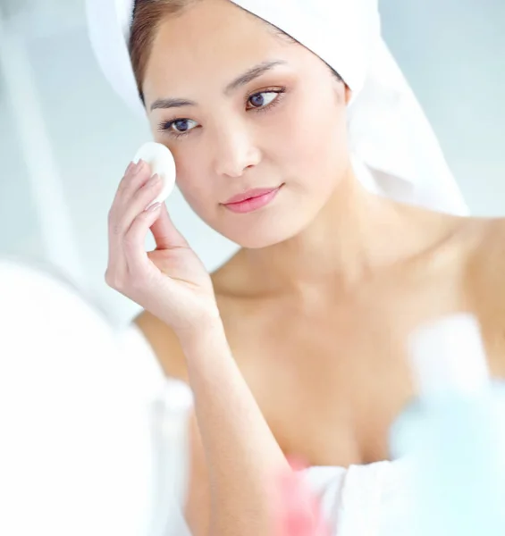 Keeping Those Wrinkles Bay Attactive Young Asian Woman Applying Moisturizer — Stock Photo, Image