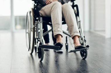 Hayat bizi değiştirir. Tekerlekli sandalyede oturan tanınmayan yaşlı bir kadın.
