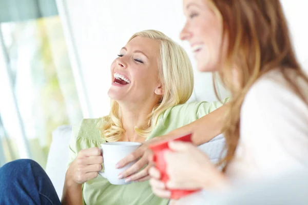 彼らはいつも一緒に笑っている 二人の魅力的な若い女性が一緒にコーヒーを飲みながら笑う — ストック写真