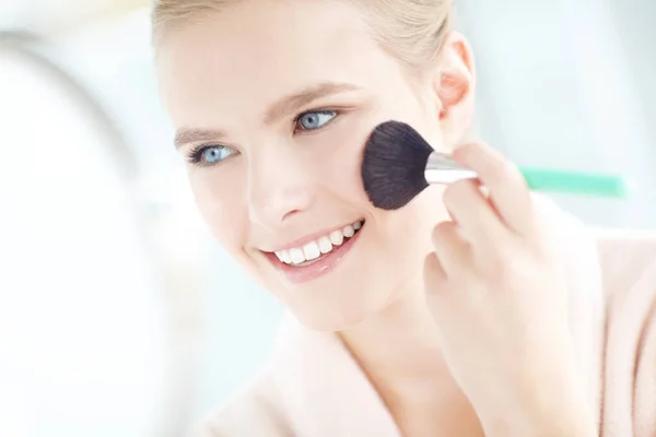 Blushing Beauty Smiling Woman Applying Blush Copyspace — Stock Photo, Image