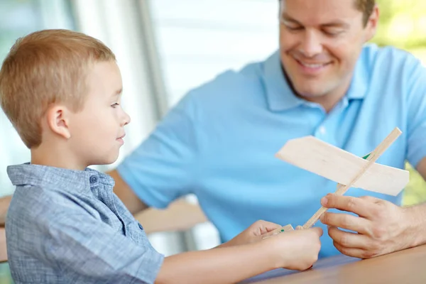 Stavíme Spolu Model Letadla Otec Syn Spolu Hrají Modelovým Letadlem — Stock fotografie