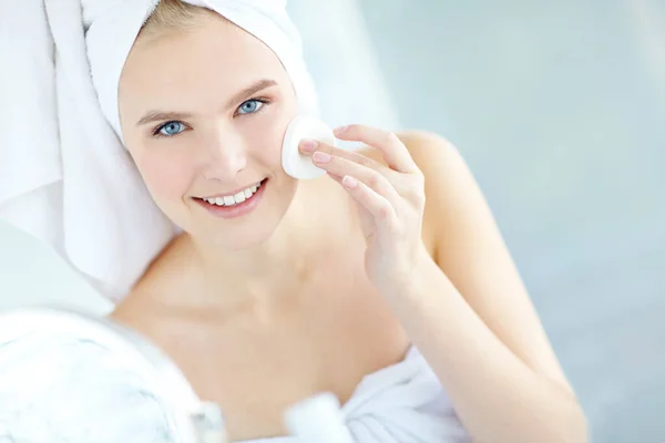 Using Best Skin Products Portrait Beautiful Woman Cleaning Her Face — Stock Photo, Image