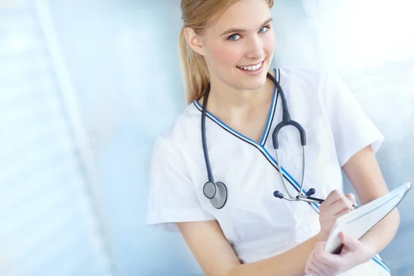 Receber Teus Dados Saúde Retrato Uma Enfermeira Sorrindo Escrevendo Notas — Fotografia de Stock
