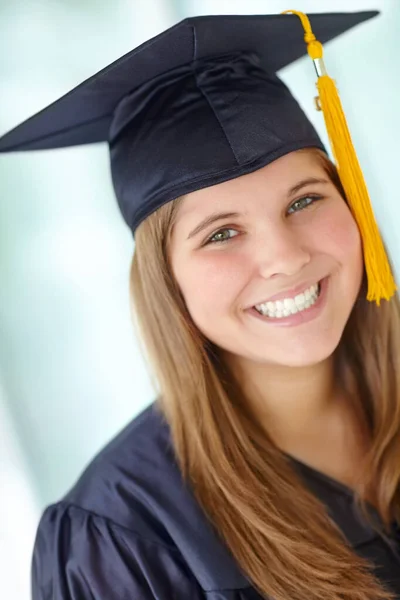 Gotowy Następnego Kroku Zbliżenie Portret Pięknej Studentki Sukni Dyplomowej — Zdjęcie stockowe