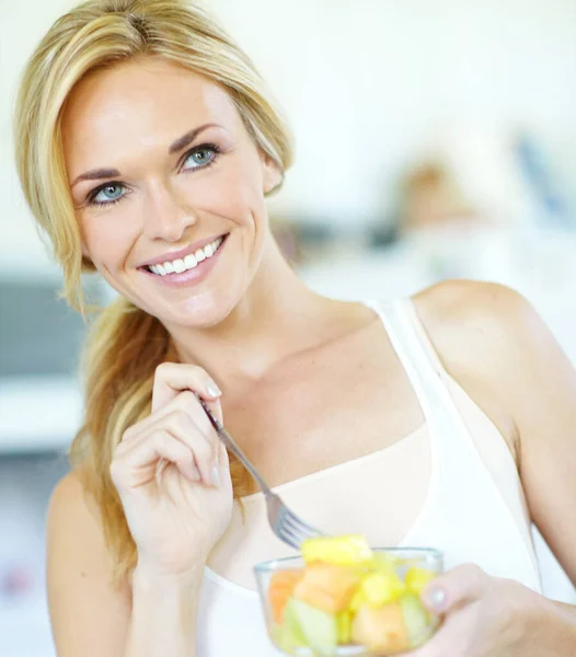 Salada Frutas Frescas Melhor Mulher Loira Jovem Atraente Desfrutando Uma — Fotografia de Stock