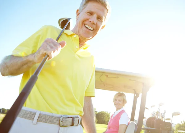 Amateur Golfers Low Angle Shot Van Een Knappe Oudere Golfer — Stockfoto
