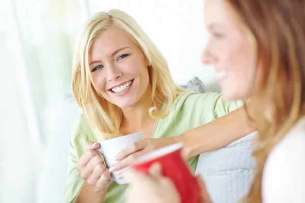 友人と過ごす時間 二人の魅力的な若い女性が一緒にコーヒーを飲みながら笑う — ストック写真