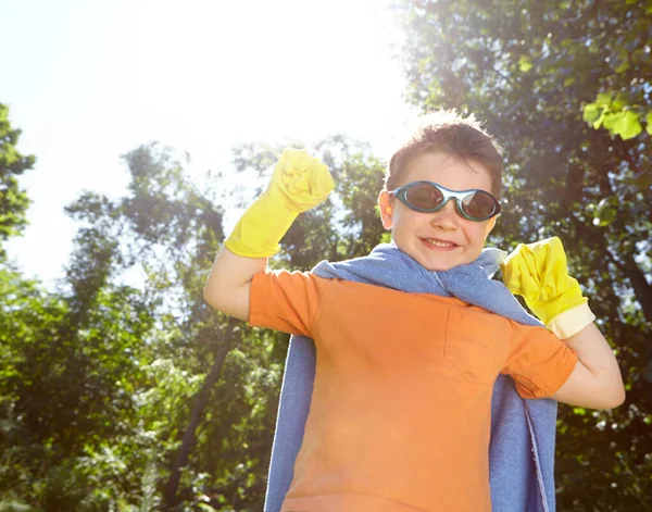 Герої Саду Грайливий Маленький Хлопчик Одягнений Супергерой Вдома — стокове фото