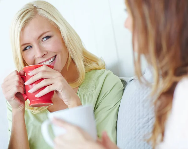 良い会社と素晴らしいコーヒーをお楽しみください 二人の魅力的な若い女性が一緒にコーヒーを飲みながら笑う — ストック写真