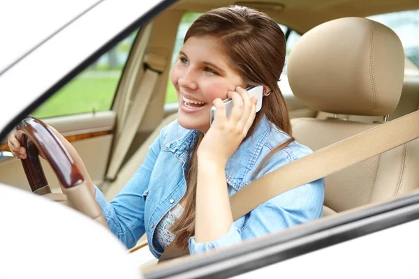 Prowadzi Niebezpiecznie Młoda Dziewczyna Rozmawiająca Przez Komórkę Podczas Jazdy — Zdjęcie stockowe
