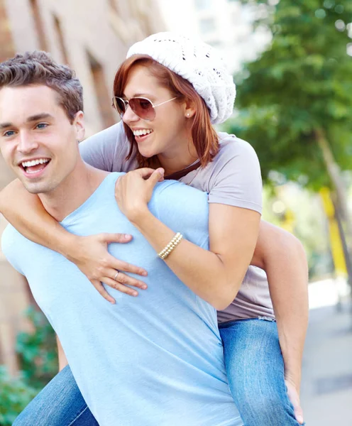 Njuter Stadslivet Lycklig Flickvän Får Piggyback Från Sin Pojkvän — Stockfoto