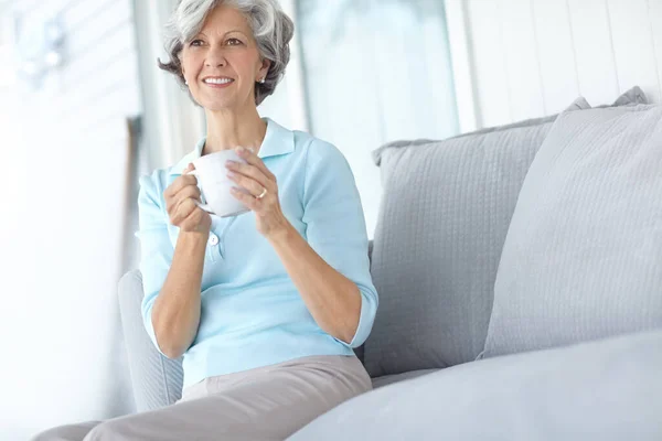 Zrobić Tym Dniem Szczęśliwa Seniorka Pijąca Kawę Domu — Zdjęcie stockowe