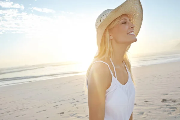 Yazın Tadını Çıkarıyorum Sahilde Beyaz Bir Elbise Güneş Şapkası Takan — Stok fotoğraf