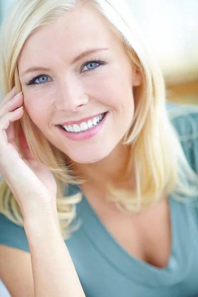 Mostrando Sonrisa Retrato Recortado Una Hermosa Mujer Rubia Sonriendo —  Fotos de Stock