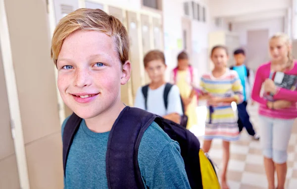 Brillante École Portrait Écolier Avec Ses Amis Debout Dans Couloir — Photo